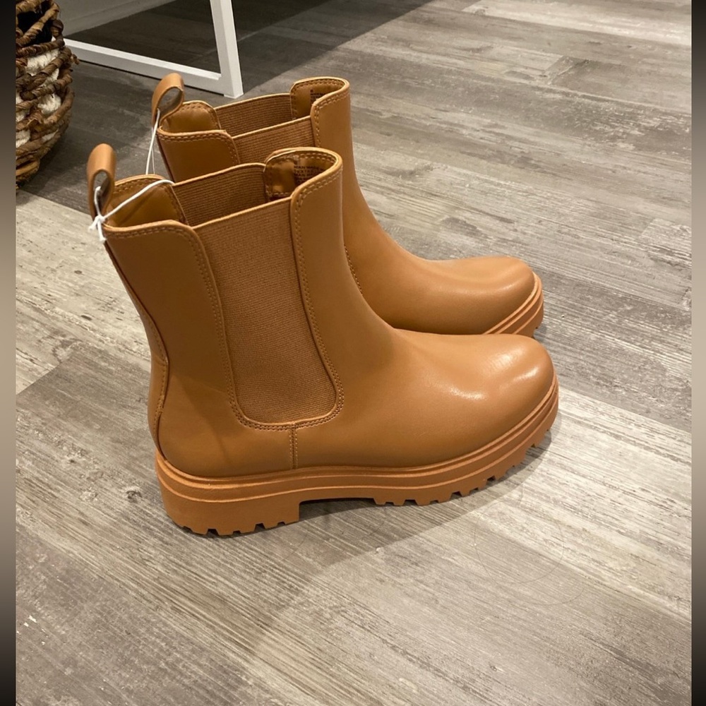 Tan cognac brown Chelsea Boots a new day size 8